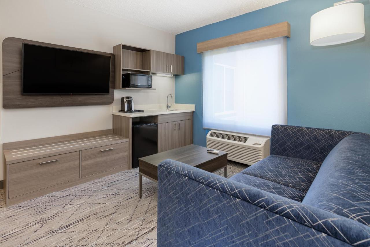 Holiday Inn Express And Suites Tampa I-75 At Bruce B. Downs By Ihg Екстер'єр фото