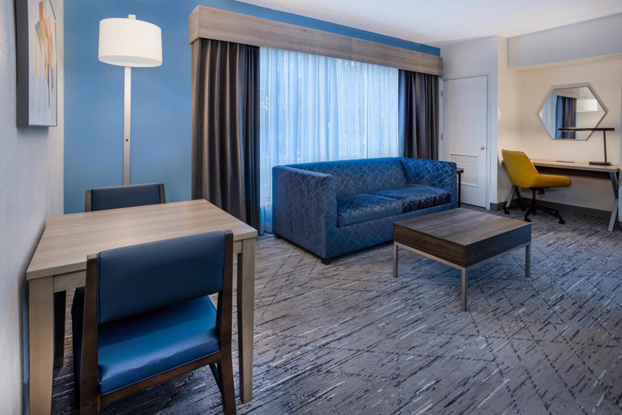 Holiday Inn Express And Suites Tampa I-75 At Bruce B. Downs By Ihg Екстер'єр фото
