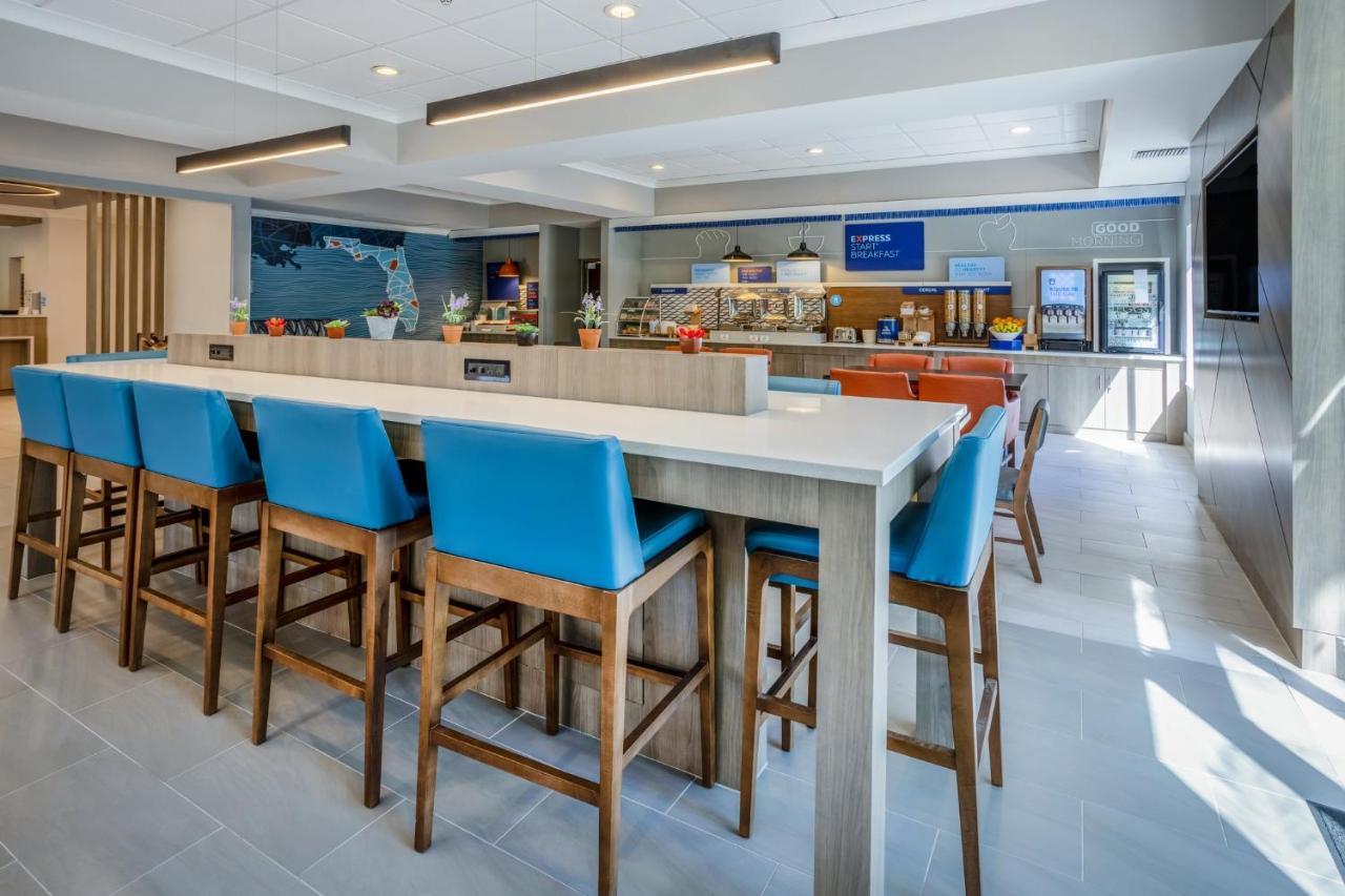 Holiday Inn Express And Suites Tampa I-75 At Bruce B. Downs By Ihg Екстер'єр фото