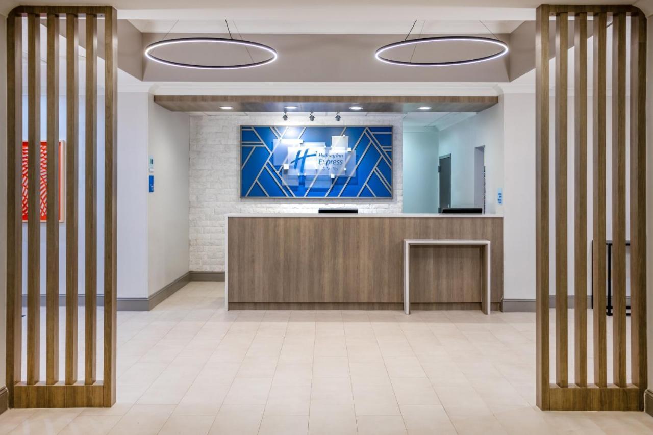Holiday Inn Express And Suites Tampa I-75 At Bruce B. Downs By Ihg Екстер'єр фото