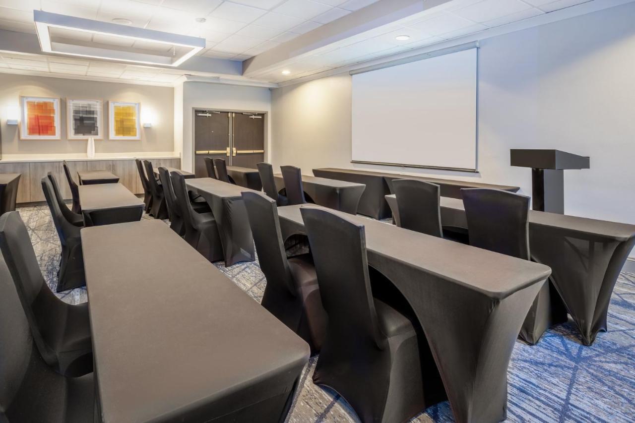 Holiday Inn Express And Suites Tampa I-75 At Bruce B. Downs By Ihg Екстер'єр фото