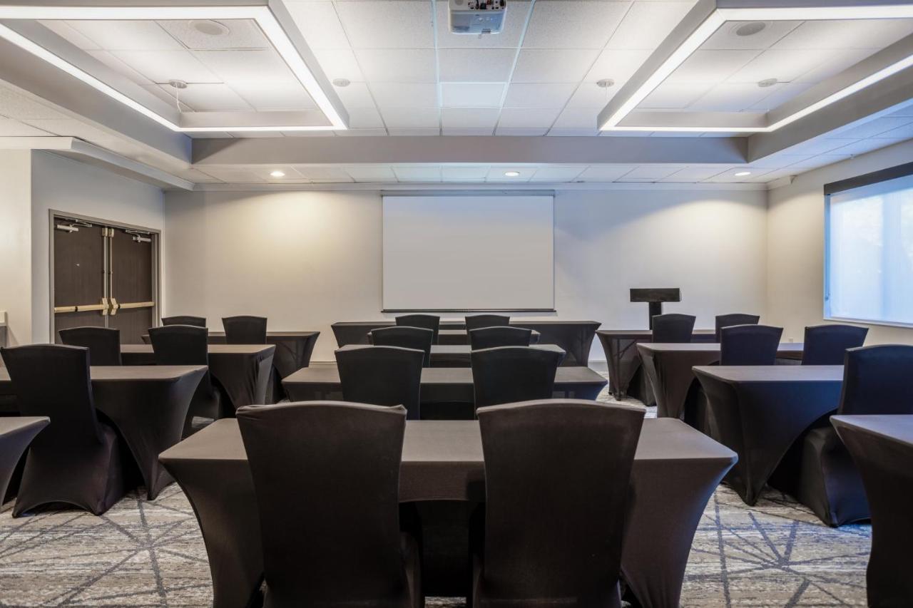 Holiday Inn Express And Suites Tampa I-75 At Bruce B. Downs By Ihg Екстер'єр фото