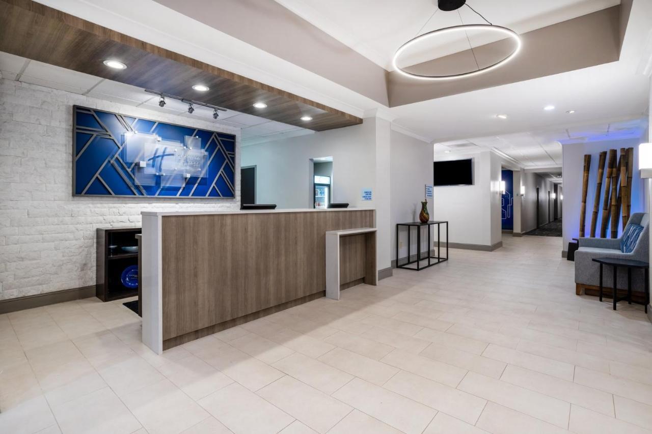Holiday Inn Express And Suites Tampa I-75 At Bruce B. Downs By Ihg Екстер'єр фото