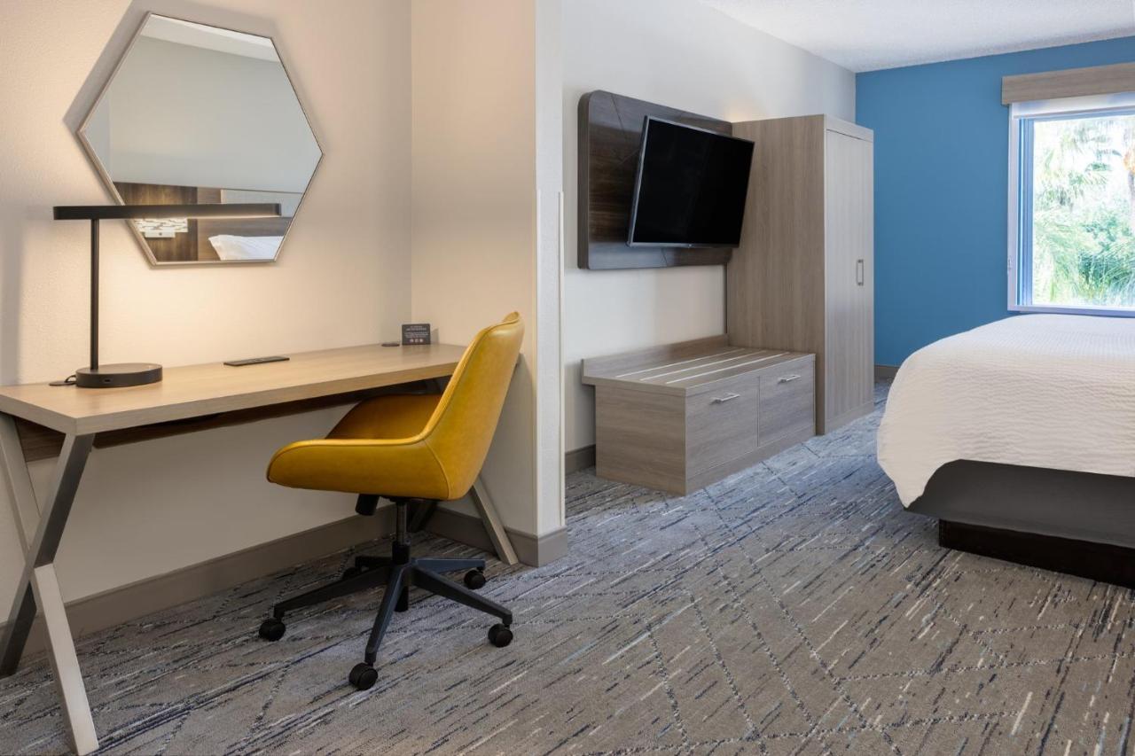 Holiday Inn Express And Suites Tampa I-75 At Bruce B. Downs By Ihg Екстер'єр фото